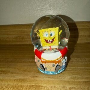 2004 SpongeBob SquarePants Yellow SpongeBob Snow Globe collectible